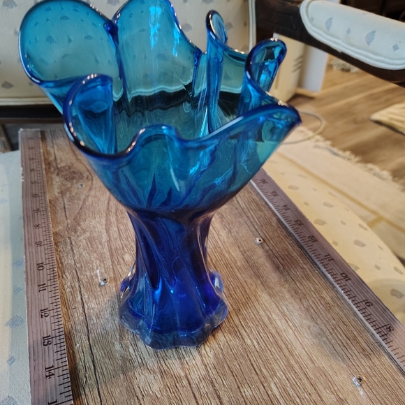 Vintage Blue 💙 Hand Blown 9" Swirled Ruffle Edge Blue Glass Bud Vase - Picture 6 of 7